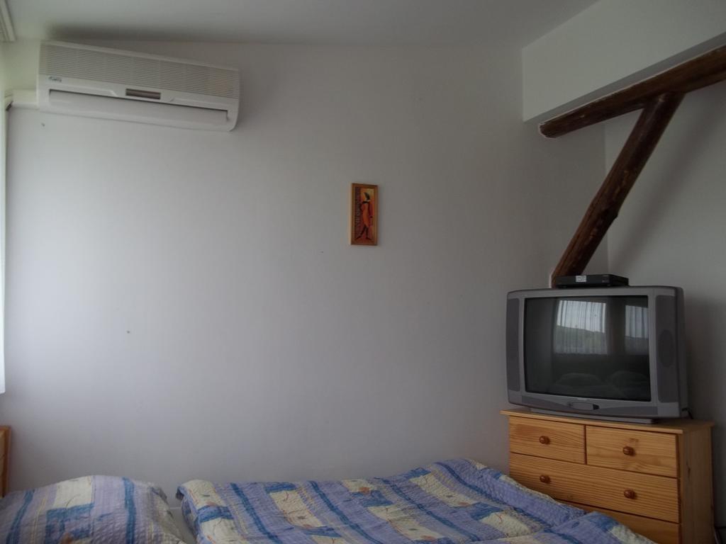 Gadanyi Vendeghaz Es Lovarda Komló Zewnętrze zdjęcie